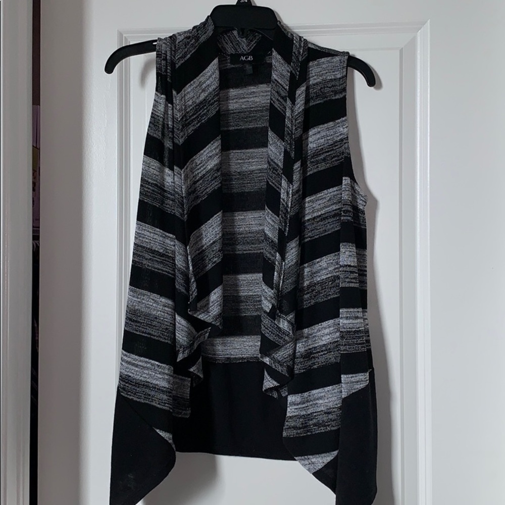 Super cute vest/ sleeves